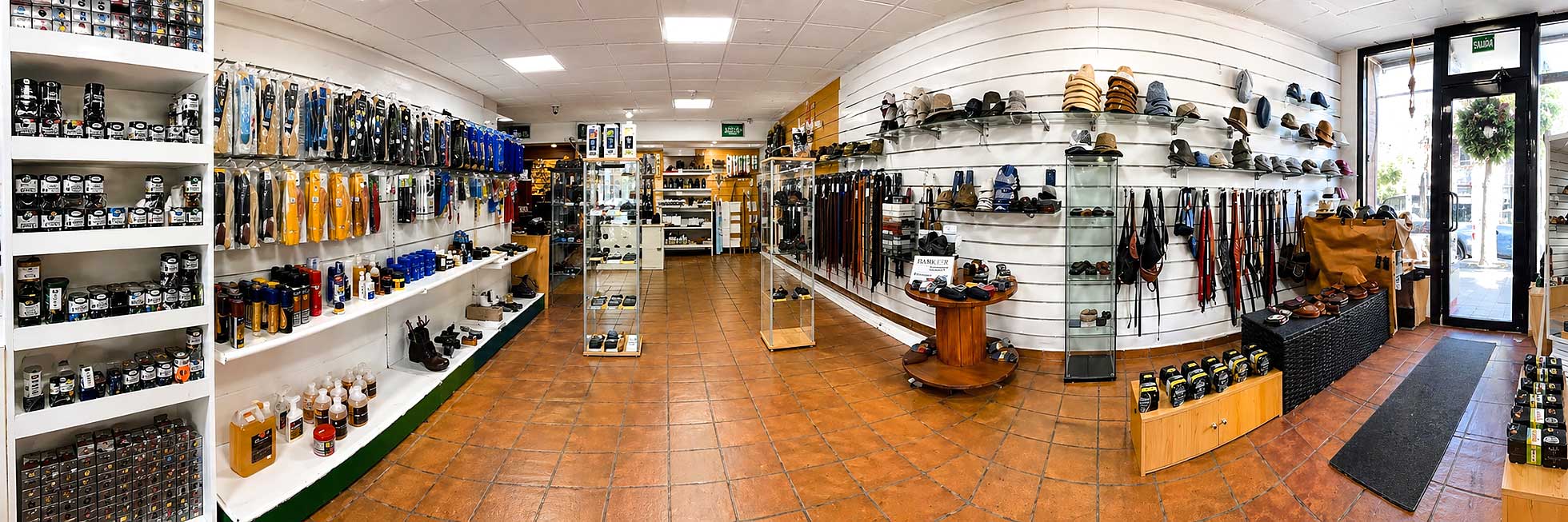 Interior de Zapatería Chelu con productos para el cuidado del calzado y complementos.